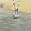 collier-diamant-solitaire-pince-or-blanc-2