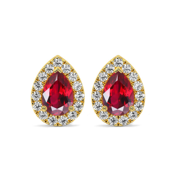Boucles d'oreilles en or jaune avec des pierres précieuses en rubis en forme de poire, entourées de diamants scintillants. Élégantes et raffinées, ces boucles d'oreilles sont parfaites pour des occasions spéciales ou pour apporter une touche de luxe à votre tenue quotidienne.
