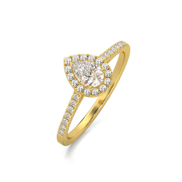 Bague en or jaune avec un design élégant, ornée d'un diamant en forme de poire entouré de petites pierres précieuses. Idéale pour les fiançailles ou un cadeau spécial, cette bague met en valeur le brillant et la beauté des diamants. Modèle + diamant.