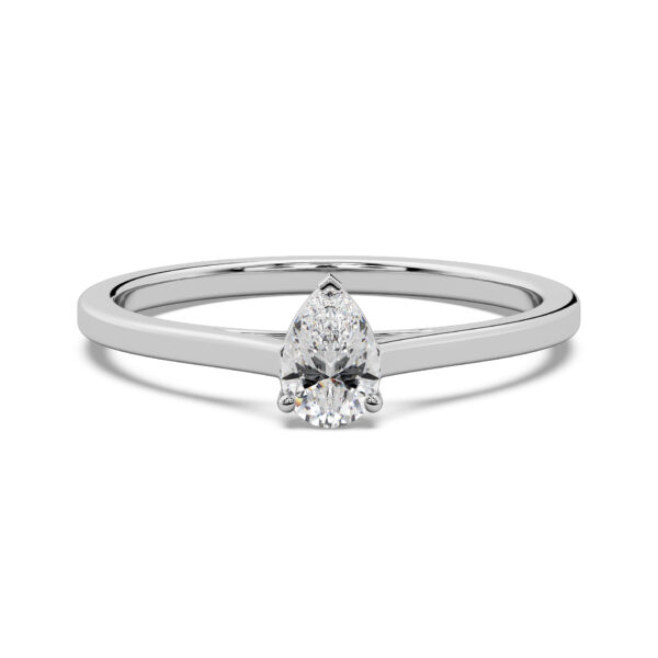 Bague solitaire en or blanc avec un diamant en forme de poire, mettant en avant l'élégance et le design moderne de la joaillerie. Idéale pour les fiançailles ou comme pièce maîtresse dans une collection de bijoux.