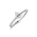 Bague en or blanc avec un diamant en forme de poire, monté sur une fine tige élégante. Parfaite pour une demande en mariage ou une occasion spéciale, cette bague allie modernité et classicisme, soulignant le scintillement du diamant pour un look sophistiqué et raffiné. Modèle + diamant.