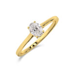Bague en or jaune avec un diamant ovale brillant, mettant en avant le design élégant et moderne, idéale pour une demande en mariage ou une occasion spéciale, modèle délicat avec une monture fixant le diamant pour un éclat éclatant.