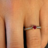 Solitaire-diamant-accompagne-or-blanc-18-carats-bague-solitaire-rubis