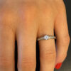 Solitaire-diamant-accompagné-or-blanc-18-carats-mm-5