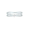 Bague en argent à croix avec un diamant central éclatant, parfaite pour des occasions spéciales ou un usage quotidien, alliant élégance et simplicité au design contemporain.