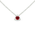 Collier en argent avec pendentif triangulaire orné d'un rubis rouge, parfait pour un look élégant et raffiné, idéal comme cadeau pour les amoureux des bijoux, mettant en valeur la qualité artisanale et le design moderne.