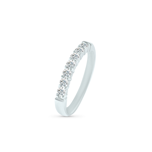 Bague élégante en or blanc avec des diamants, modèle délicat, présentant un design moderne. Les diamants sont enfilés sur la partie supérieure de la bague, ajoutant une touche de brillance. Idéal pour une occasion spéciale ou comme bijou de tous les jours.