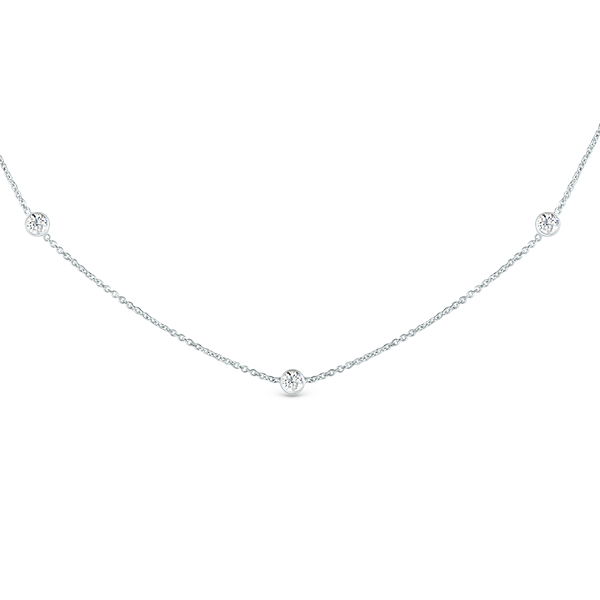 Collier délicat en argent 925, orné de trois diamants ronds dispersés le long de la chaîne. Ce bijou élégant et raffiné est parfait pour les occasions spéciales ou un usage quotidien. Idéal comme cadeau pour les amoureux de la bijouterie fine.