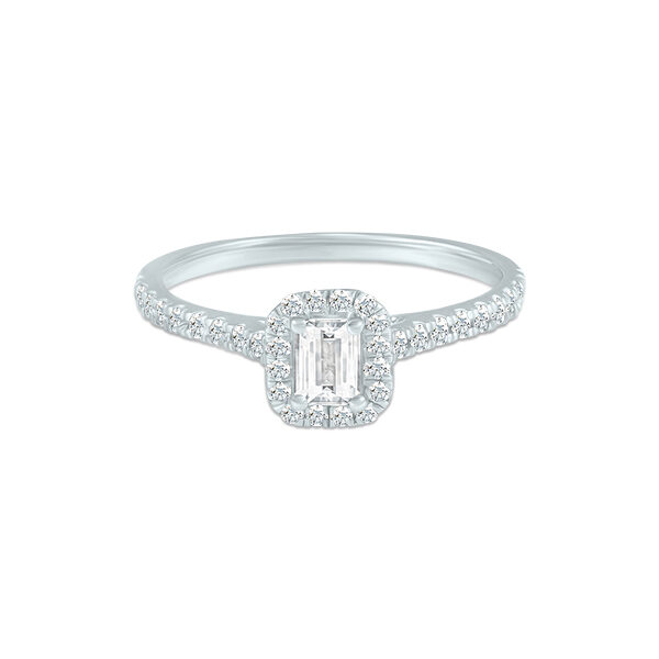 Bague en or avec un diamant taille émeraude au centre, entouré de petits diamants scintillants. Le design délicat et élégant de la monture met en valeur la brillance du diamant principal. Style vintage moderne idéal pour les fiançailles ou comme bijou de cérémonie.
