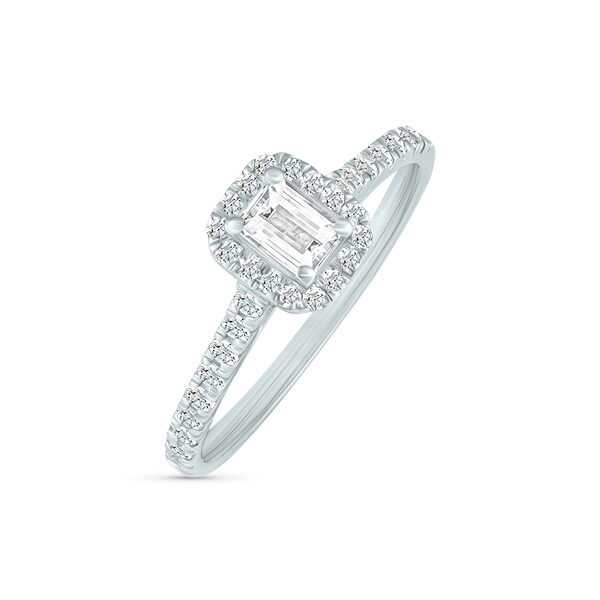 Bague en or blanc avec un diamant central taille émeraude, entouré d'un halo de petits diamants scintillants, design élégant et moderne, idéale pour une demande en mariage ou une occasion spéciale, bijou de luxe en diamants.