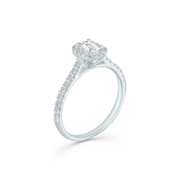 Bague en diamant étincelante avec un design élégant, mettant en valeur un diamant central en taille émeraude encadré par des diamants plus petits sur le contour et sur l'anneau, idéale pour une demande en mariage ou une occasion spéciale.