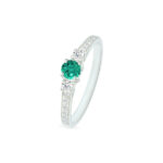 Bague en argent avec une pierre centrale en émeraude brillante et deux diamants sertis de chaque côté. La bande de la bague est ornée de petits diamants, apportant une touche d'élégance et de sophistication. Parfaite pour des occasions spéciales ou comme bague de fiançailles.