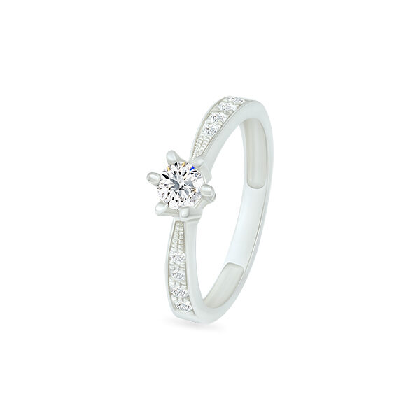 Bague en or blanc avec un diamant central rond et des diamants pavés sur les côtés, modèle élégant et moderne, idéal pour une demande en mariage ou une occasion spéciale, bijou de luxe avec un éclat brillant.