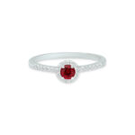 Bague en or blanc avec un élégant design, ornée d'une pierre précieuse rouge entourée de diamants, parfaite pour des occasions spéciales ou comme bague de fiançailles, modèle raffiné et intemporel.
