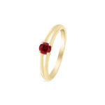 Bague en or jaune avec un zircon rouge rond, design moderne avec une monture délicate évoquant l'élégance et le charme. Idéale comme bague de fiançailles ou accessible pour un cadeau spécial, alliant sophistication et tendance. Modèle + diamant