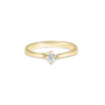 Bague en or jaune avec un diamant rond central, au design élégant et moderne, idéale pour des fiançailles ou comme bijou de luxe, mettant en valeur la brillance du diamant pour une touche d'éclat.