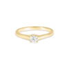 Bague en or jaune avec un diamant central brillant, design élégant et minimaliste, idéale pour une demande en mariage ou comme bijou de tous les jours, modèle classique et intemporel.
