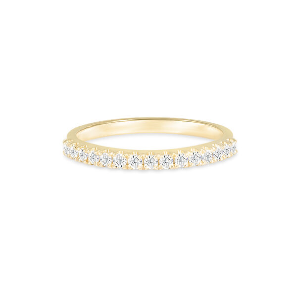 Bague en or jaune ornée de diamants, modèle élégant et minimaliste, parfaite pour une occasion spéciale ou comme alliance. Ce bijou met en valeur des pierres brillantes alignées, ajoutant une touche de luxe et de sophistication.