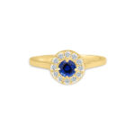 Bague en or jaune avec un magnifique saphir bleu central entouré de diamants en forme de cercle. Cette élégante bijou arbore un design classique, idéale pour fiançailles, occasions spéciales ou comme statement de mode. Modèle + diamant.