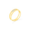 Bague en or jaune 18 carats avec un design moderne et élégant, ornée de trois diamants scintillants sur le dessus, parfaite pour les fiançailles ou comme bague de tous les jours. Modèle + diamant.