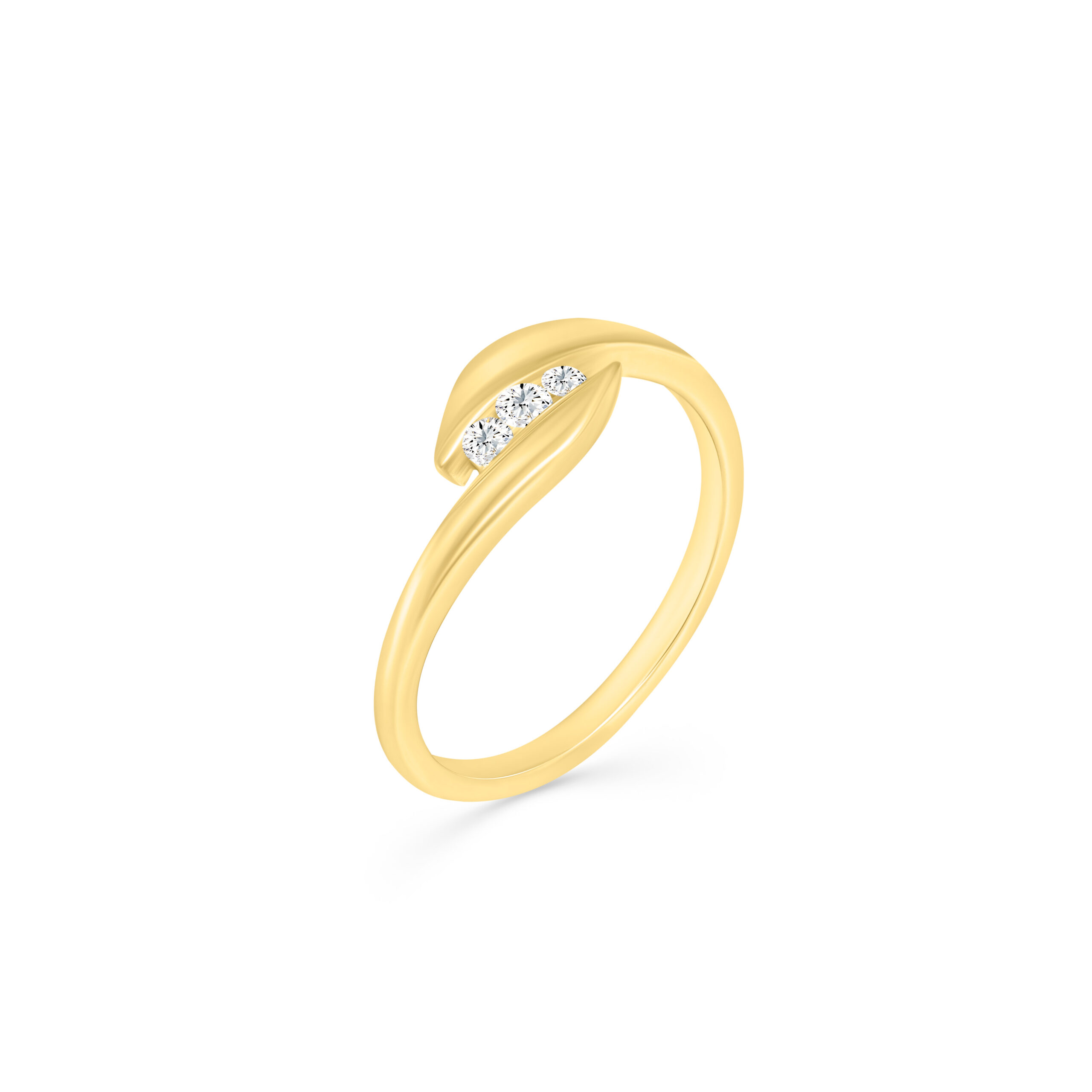 Bague en or jaune moderne avec un design élégant, ornée de trois diamants Brilliant, parfaite pour les fiançailles ou comme bijou de mode, insérant une touche de sophistication et de luxe.