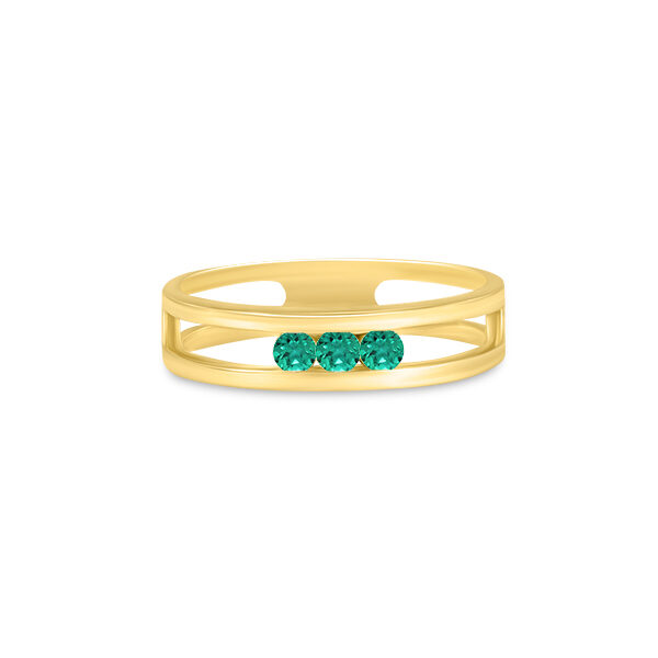 Bague élégante en or avec un design ajouré, ornée de trois pierres précieuses vertes, apportant une touche de sophistication. Modèle bijou avec diamant, parfait pour un cadeau ou une occasion spéciale.