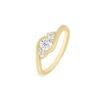 Bague en or jaune avec trois diamants scintillants, dont un central rond et deux diamants plus petits de chaque côté, dans un design élégant et moderne, idéal pour une proposition de mariage ou une occasion spéciale.