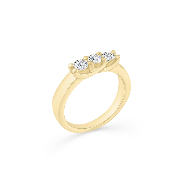 Bague en or jaune avec trois diamants scintillants en forme de couronne, modèle élégant et contemporain, idéale pour fiançailles ou anniversaires. Soin particulier pour les bijoux en or, ce modèle sophistiqué est parfait pour exprimer l'amour et l'engagement.