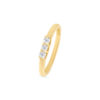 Bague en or jaune élégant, ornée de trois diamants étincelants, design minimaliste et moderne, parfaite pour une occasion spéciale ou comme bague de fiançailles.
