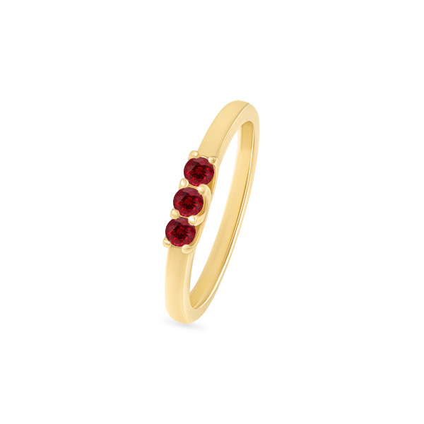 Bague en or jaune élégante avec trois pierres précieuses rouges, parfaite pour une occasion spéciale, alliant style et raffinement. Modèle moderne avec une finition lisse, idéal comme bijou de luxe ou cadeau romantique.
