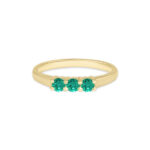Bague élégante en or jaune avec trois pierres précieuses vertes. Design moderne et raffiné, idéale pour des occasions spéciales ou comme bijou de mode. Bague endiamant et or, parfaite pour offrir en cadeau ou pour un usage quotidien.