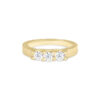 Bague en or jaune élégante avec trois diamants ronds brillants, idéale pour un engagement ou un cadeau spécial, mettant en avant l'artisanat de haute qualité dans la bijouterie, modèle en or jaune + diamant.