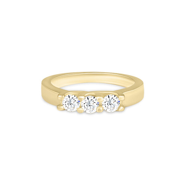 Bague en or jaune élégante avec trois diamants ronds brillants, idéale pour un engagement ou un cadeau spécial, mettant en avant l'artisanat de haute qualité dans la bijouterie, modèle en or jaune + diamant.