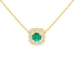 Collier élégant avec pendentif en or jaune, mettant en valeur un diamant vert brillant entouré de diamants blancs scintillants. Ce bijou est un accessoire de mode idéal pour des occasions spéciales ou un usage quotidien, ajoutant une touche de sophistication et de luxe à toute tenue.