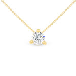 Collier en or jaune avec un pendentif en diamant rond brillant, parfait pour une occasion spéciale ou un cadeau, mettant en valeur la luminosité et l'élégance du diamant. Modèle classique + diamant.
