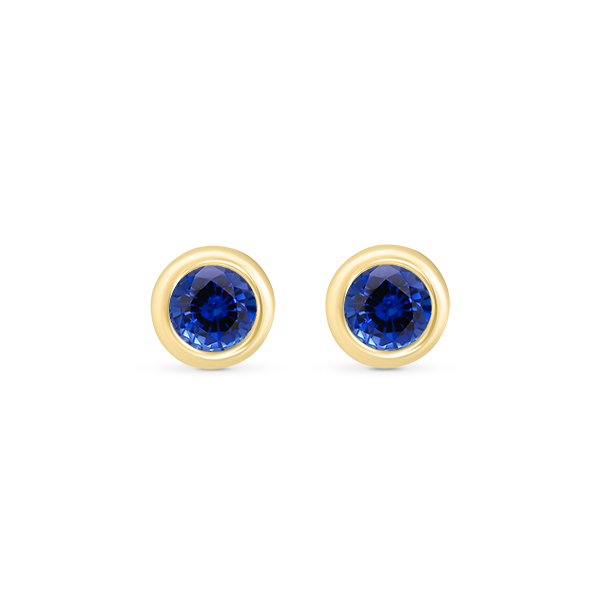 Boucles d'oreilles élégantes en or jaune avec des pierres précieuses en saphir bleu de qualité supérieure. Design classique et intemporel, ces clous d'oreilles ajoutent une touche de sophistication à toute tenue. Parfaites pour des occasions spéciales ou un usage quotidien, modèle + diamant.