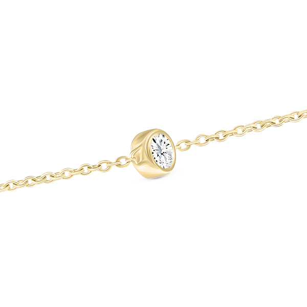 Bracelet en or jaune délicat avec un diamant brillant serti, mettant en valeur un design élégant et moderne, parfait pour un cadeau spécial ou un bijou quotidien. Ce bracelet allie simplicité et sophistication, idéal pour les amateurs de joaillerie raffinée.