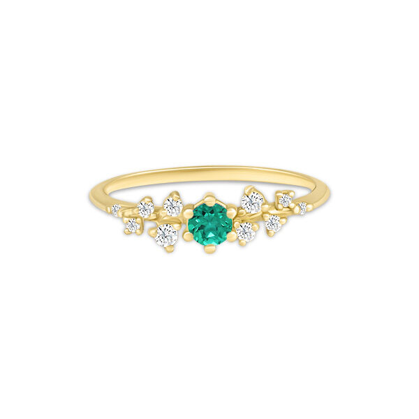 Bague en or jaune ornée d'un impact visuel captivant grâce à un saphir vert central entouré de plusieurs diamants scintillants, ajoutant une touche d'élégance et de sophistication, parfaite pour des occasions spéciales ou comme bijou de tous les jours.