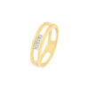 Bague en or jaune élégante avec diamant, modèle moderne, trois diamants brillants en ligne au centre, design minimaliste et sophistiqué, idéale pour les fiançailles ou comme bijou quotidien, bijou de luxe pour femmes.