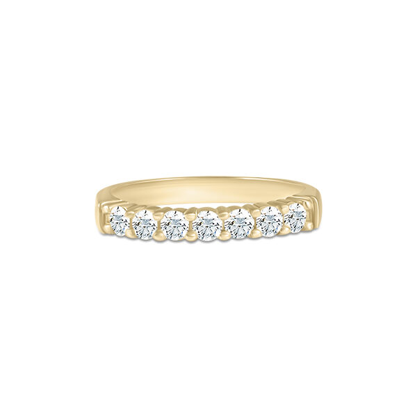 Bague en or jaune avec plusieurs diamants ronds brillants, offrant un design élégant et intemporel, idéale pour les fiançailles ou les occasions spéciales, modèle serti à diamants.