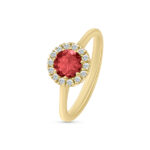 Bague en or jaune avec un élégant design, ornée d'une pierre précieuse ronde rouge entourée de diamants scintillants. Ce bijou raffiné, parfait pour les occasions spéciales ou comme cadeau, allie sophistication et éclat. Modèle: Bague diamant rouge.