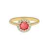 Alliance en or jaune avec un élégant diamant central rose, entouré de diamants brillants, conçue pour des occasions spéciales comme des fiançailles ou des anniversaires. Idéale pour exprimer un amour unique et intemporel.