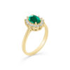 Bague en or jaune ornée d'un saphir vert ovale au centre, entourée de diamants brillants. Cette bague élégante combine un design contemporain et des pierres précieuses classiques, idéale pour une occasion spéciale ou comme bijou de tous les jours.