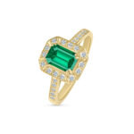 Bague en or jaune ornée d'un émeraude rectangulaire entourée de diamants, design élégant et moderne, accessoire de luxe pour les occasions spéciales. Modèle avec diamants.