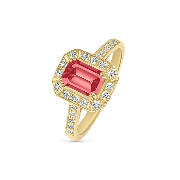Bague ornée d'un diamant rose en taille émeraude, entourée de diamants scintillants sur un anneau en or jaune. Bijou élégant, parfait pour une occasion spéciale ou un cadeau intemporel.