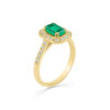 Bague en or jaune 18 carats ornée d'une pierre précieuse émeraude en taille émeraude entourée de diamants scintillants. Cette bague élégante présente un design vintage moderne, idéale pour une occasion spéciale ou une demande en mariage.