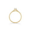 Bague en or jaune avec un diamant central, élégante et romantique, affichant un design délicat avec des détails en forme de cœur, idéale pour une demande en mariage ou une occasion spéciale, modèle classique + diamant
