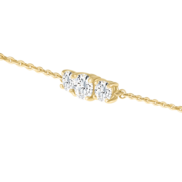 Bracelet en or jaune avec trois diamants ronds brillant, mettant en valeur un design élégant et délicat, parfait pour les occasions spéciales ou un usage quotidien. Bijoux tendance, idéal pour les cadeaux, mettant en avant la sophistication et le luxe.