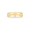Bague en or jaune élégante avec un design contemporain, ornée d'un diamant brillant au centre, parfaite pour une proposition de fiançailles ou un bijou quotidien, mettant en valeur un style minimaliste et raffiné.