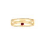 Bague élégante en or jaune, dotée d'un design contemporain avec des motifs ouverts et un diamant rouge au centre, parfaite pour un cadeau spécial ou pour ajouter une touche moderne à votre collection de bijoux.